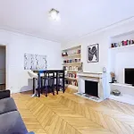 Appartement Haussmannien Près De Larc De Triomphe Paris