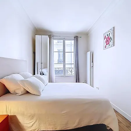 Haussmanian Near The Arc De Triomphe * Paris