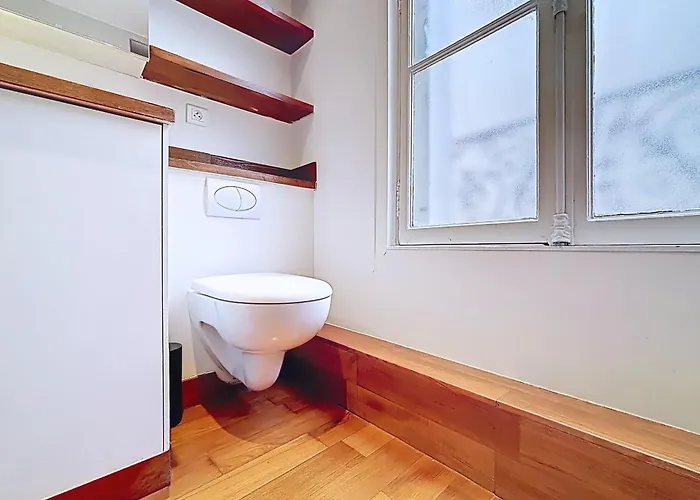 Haussmanian Near The Arc De Triomphe * Paris